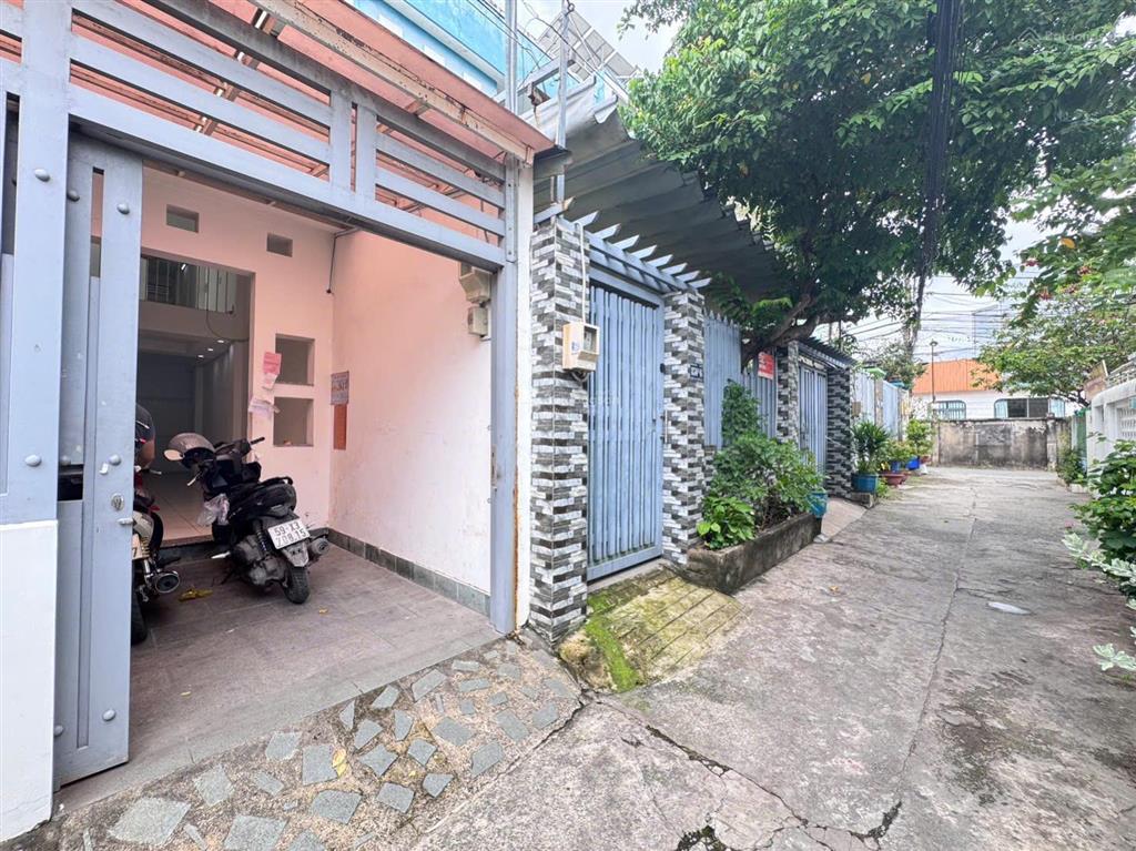 Bán nhà ngay ngã 4 thủ đức  hiệp phú  105m2  2 tầng  4pn  ô tô ngủ trong nhà