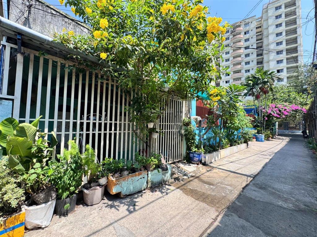 Bán nhà sát phạm văn đồng  thủ đức  95m2  ngang 7m  full thổ cư  hẻm ôtô 7 chỗ  xây cao tầng