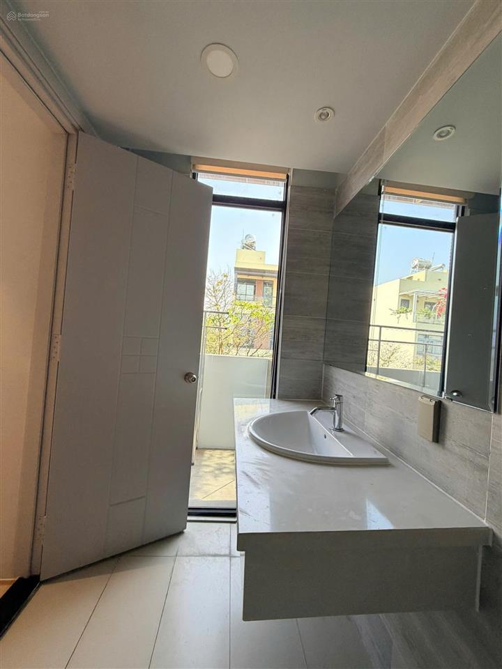 Cho thuê nhà 4 tầng căn góc 2 mặt tiền đối diện trường cấp 2 cát lái, 344.5 m2, 25 triệu/tháng