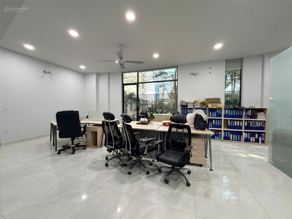 Cho thuê nhà 4 tầng căn góc 2 mặt tiền đối diện trường cấp 2 cát lái, 344.5 m2, 25 triệu/tháng