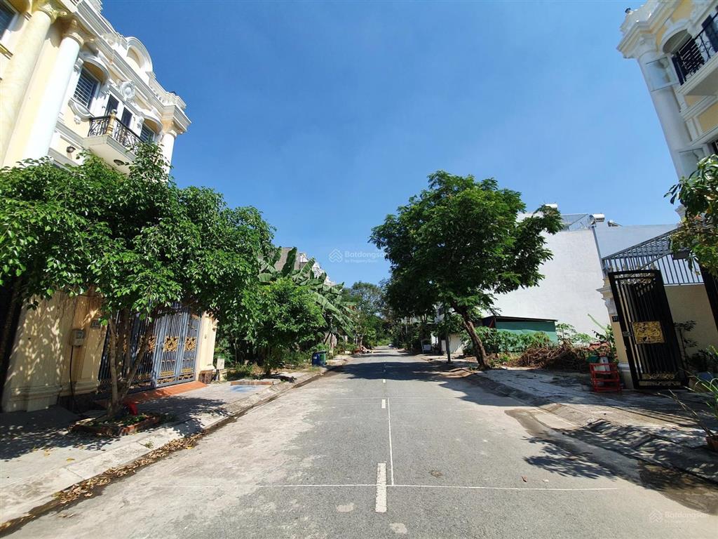 Cần bán nền đất có sổ đỏ cá nhân cát lái, dt 8x20m, đường 12 mét sát trường đại học umt