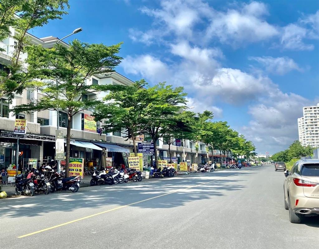 Bán nhà phố đông village, đường chính 20 mét, dt 6x20m, giá tốt chỉ 12 tỷ