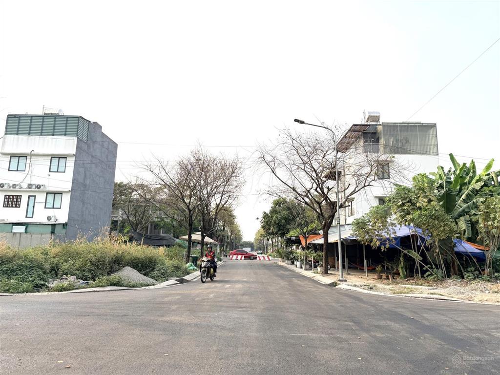 Bán nhà phố đông village, đường chính 20 mét, dt 6x20m, giá tốt chỉ 12 tỷ