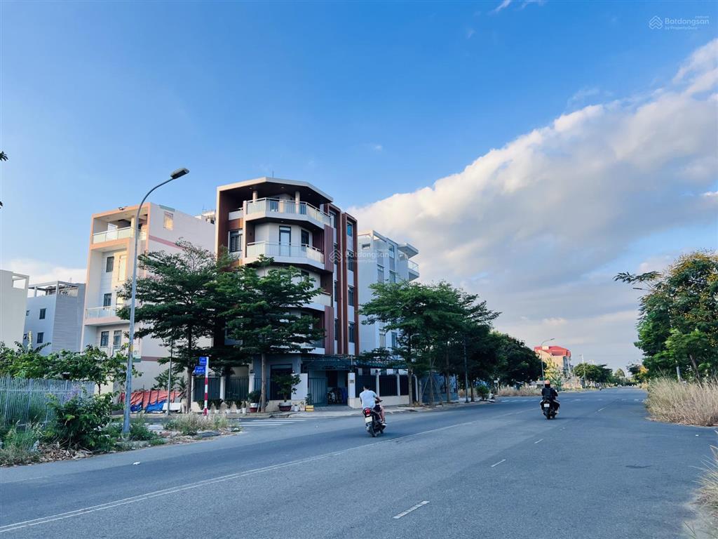 Bán nhà phố đông village, đường chính 20 mét, dt 6x20m, giá tốt chỉ 12 tỷ