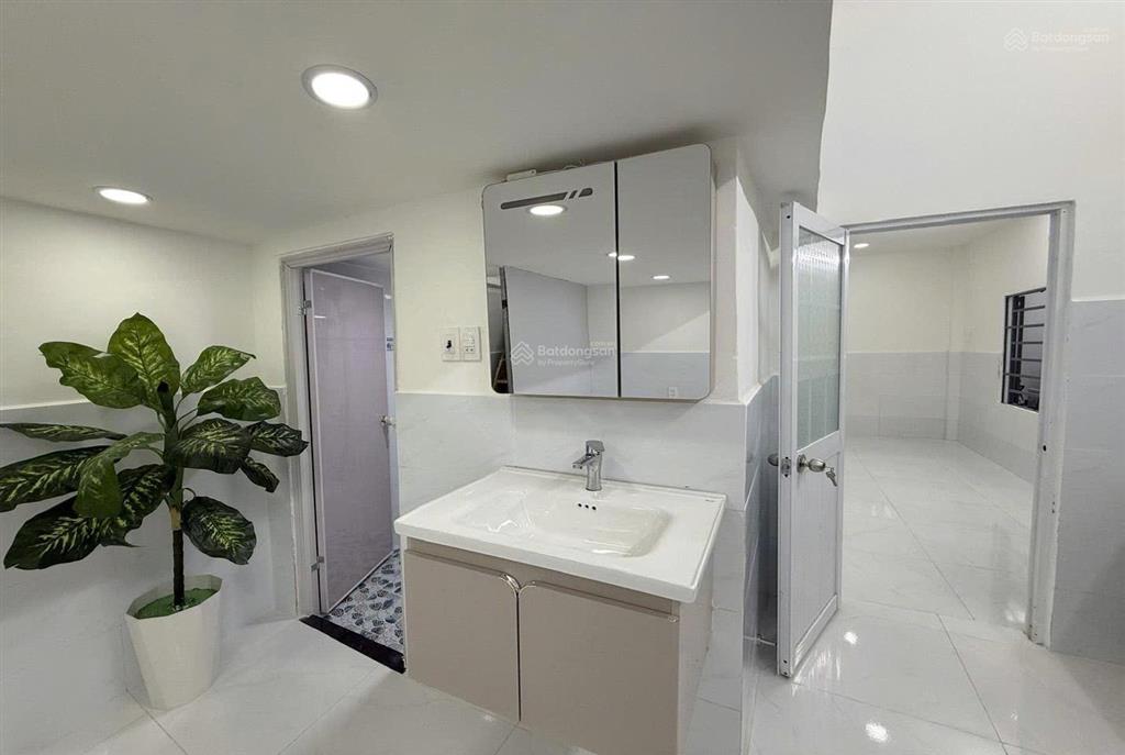 Cho thuê nhà nguyên căn 70m² gồm 1pk, 1pn,1 gác lửng, 2wc, bếp rộng rãi...