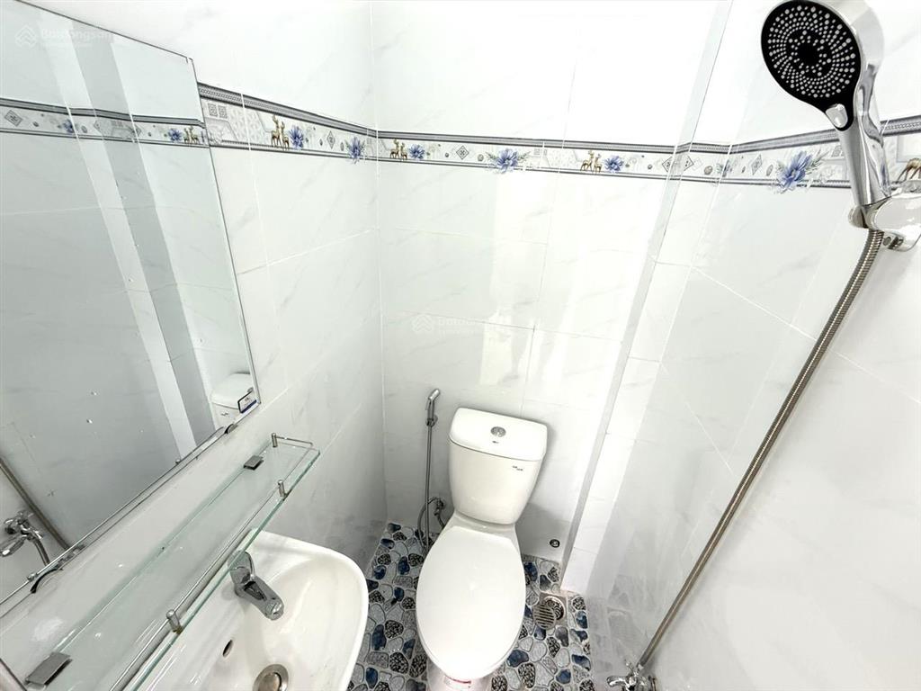 Cho thuê nhà nguyên căn  giá 6tr, gần chợ phương sài.