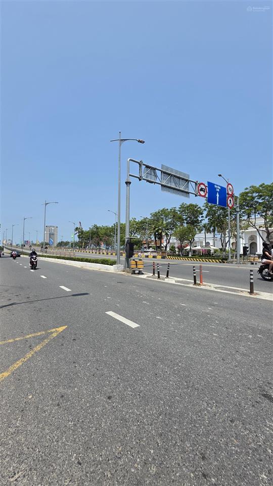 Bán cặp đất hiếm mặt tiền đường 2 tháng 9  lô đôi 250m2, ngang 10m. ngay dãy nhà hàng tiệc cưới đn
