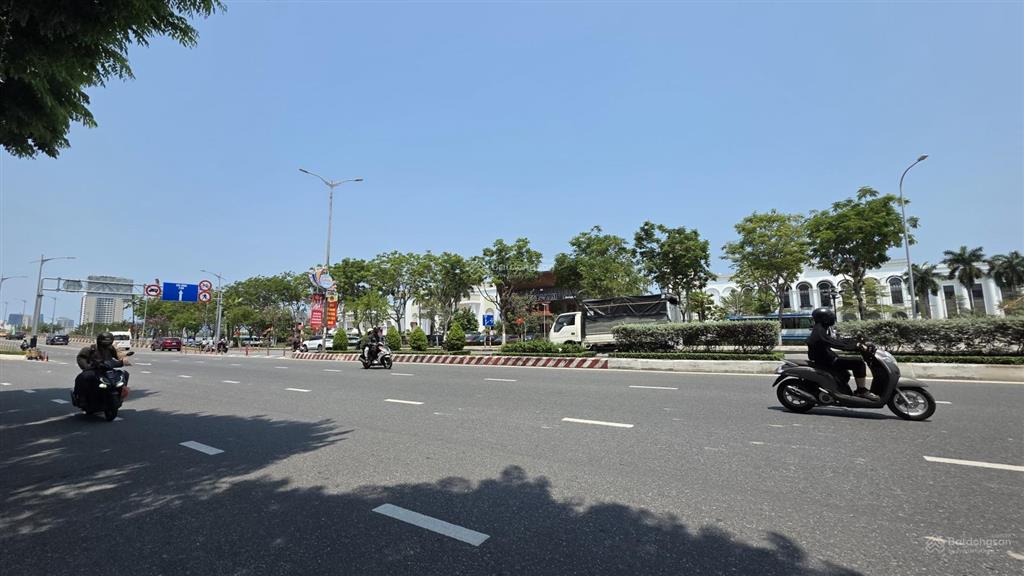 Bán cặp đất hiếm mặt tiền đường 2 tháng 9  lô đôi 250m2, ngang 10m. ngay dãy nhà hàng tiệc cưới đn