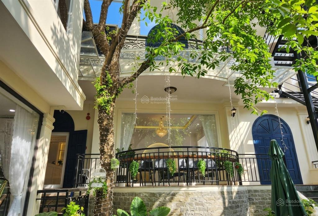 Bán villa 4 tầng + 1 tum mặt tiền trần bạch đằng, dt300m2, ngang 15m bề thế, chỉ vài bước ra mỹ khê