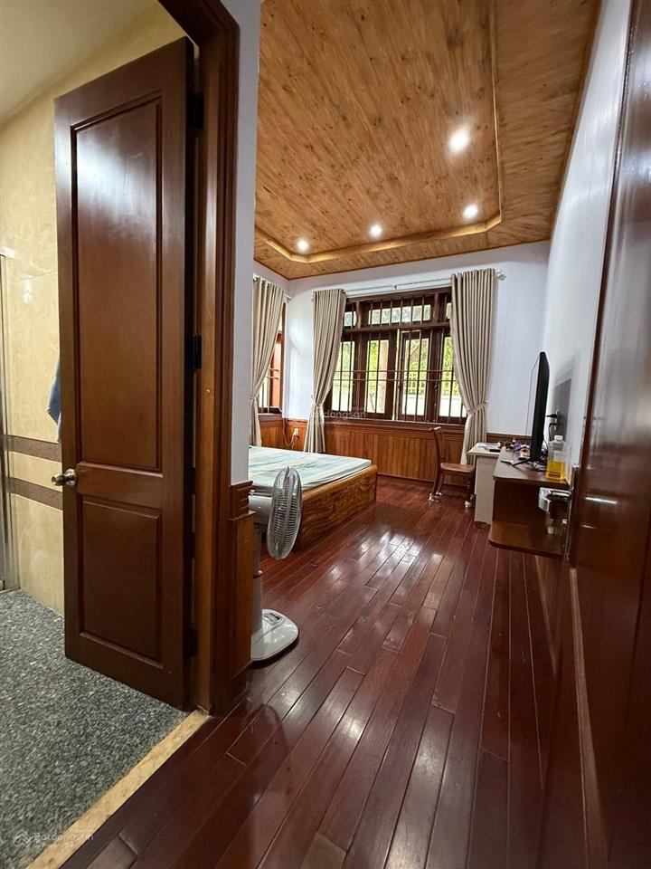 Bán villa sân vườn mt đường nước mặn 2, dt 285m, ngang 15m. vị trí đắc địa nhất khu nam việt á
