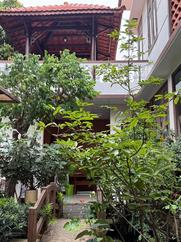 Bán villa sân vườn mt đường nước mặn 2, dt 285m, ngang 15m. vị trí đắc địa nhất khu nam việt á