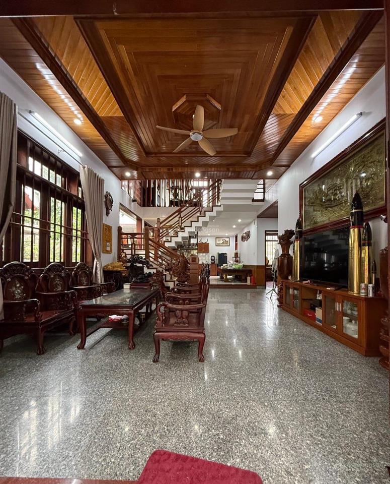 Bán villa sân vườn mt đường nước mặn 2, dt 285m, ngang 15m. vị trí đắc địa nhất khu nam việt á