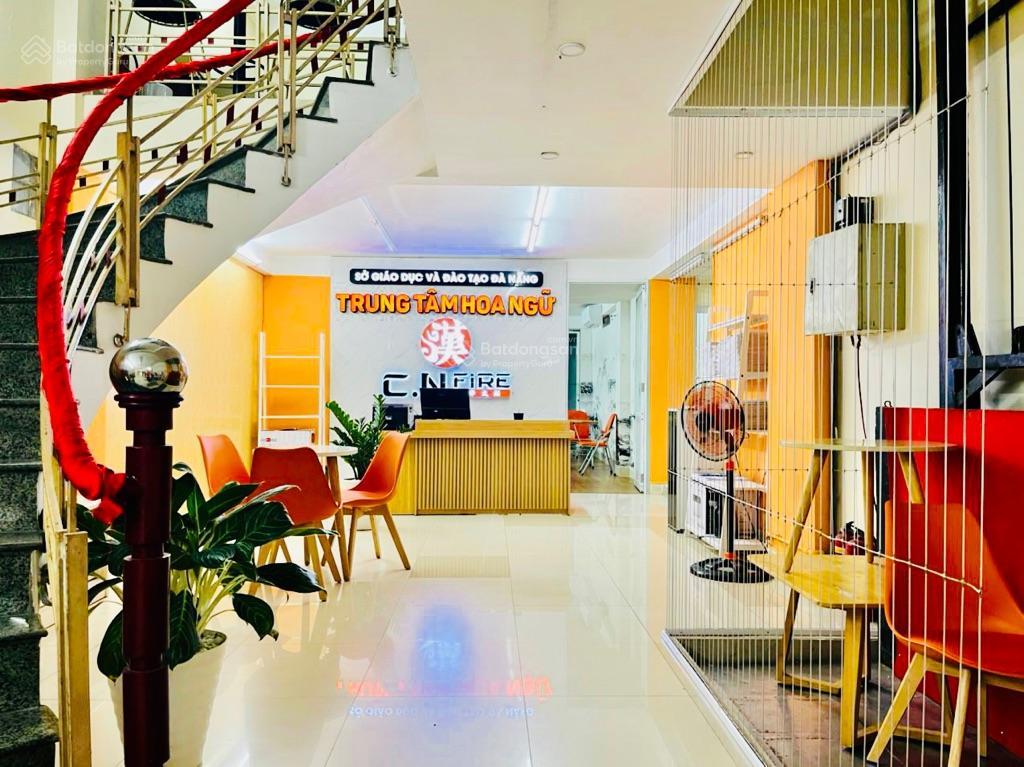 Bán trung tâm dạy học 5 tầng mt núi thành, dt 198m, ngang 4,4m nở hậu 15m kẹp kiệt sau thông thoáng