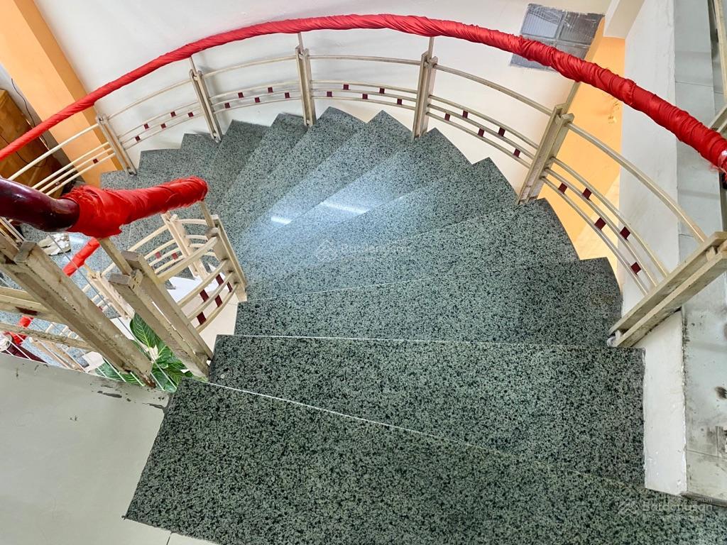Bán trung tâm dạy học 5 tầng mt núi thành, dt 198m, ngang 4,4m nở hậu 15m kẹp kiệt sau thông thoáng