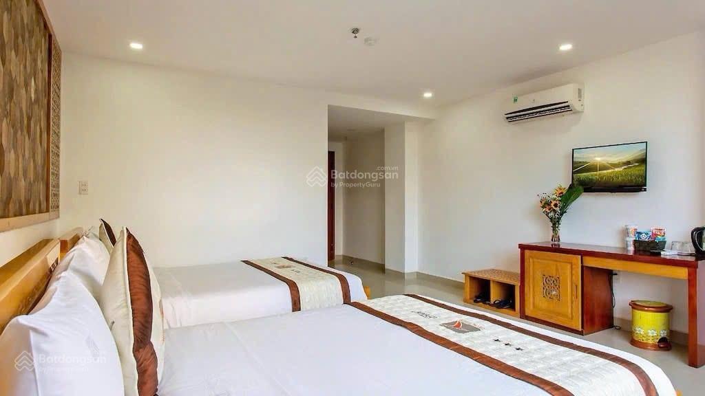 Bán khách sạn 7 tầng mt đường tôn thất đạm, dt 180m2, ngang 9m. ngay biển gồm 23p, và thang máy xịn