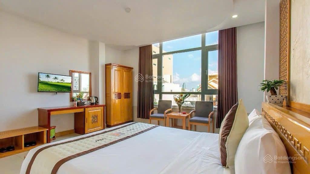 Bán khách sạn 7 tầng mt đường tôn thất đạm, dt 180m2, ngang 9m. ngay biển gồm 23p, và thang máy xịn