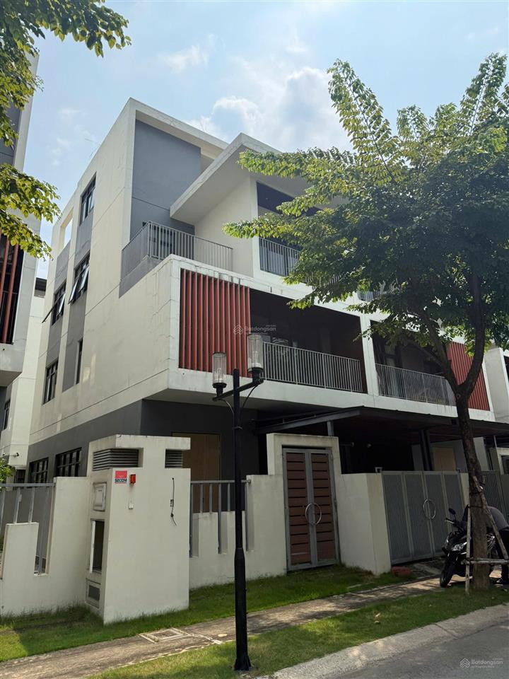 Bán biệt thự song lập 10.8 tỷ sổ sẵn  ngang 8.5m giá bằng nhà phố không có căn thứ 2