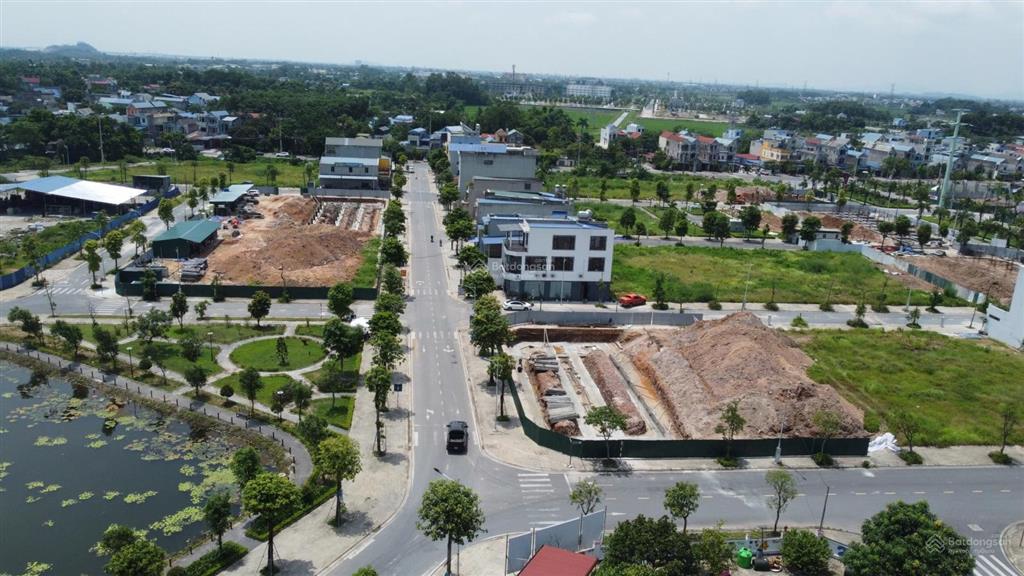 Chính chủ cần tiền gưi bán dc 0536, vị trí đẹp , đường to, đối diện công viên tròn . giá 1.800tỷ .