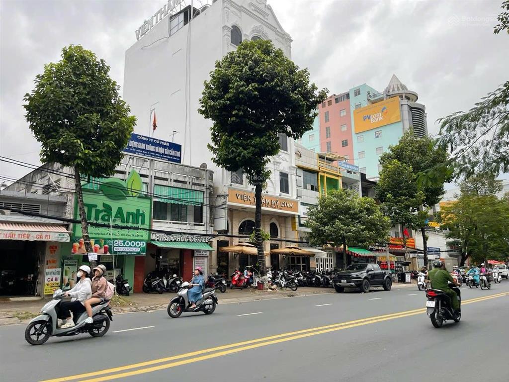 Mặt tiền trần hưng đạo đoạn trung tâm  ngang 10m  kết cấu trệt 2 lầu kiên cố