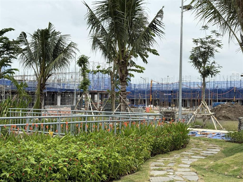 Nhượng căn nhà phố la home 80m2 view kênh giá 3.6 tỷ.  0908 555 ***