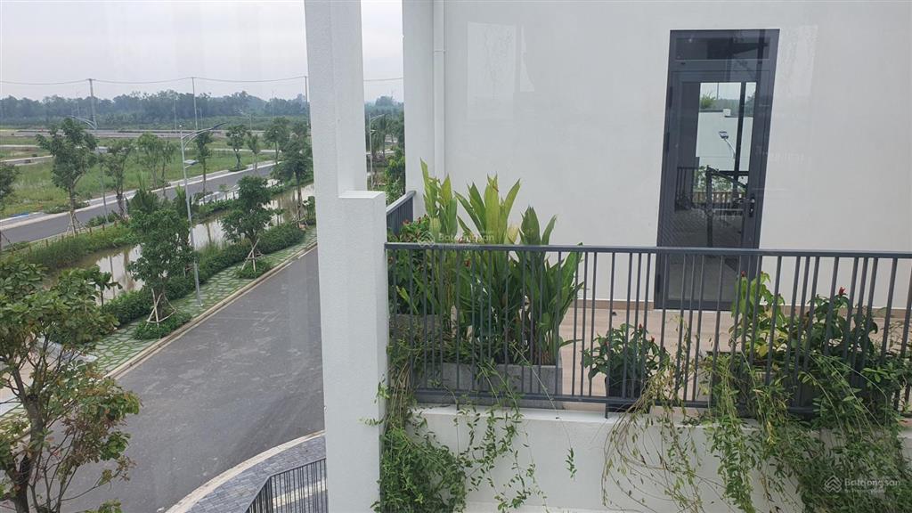 Nhượng căn nhà phố la home 80m2 view kênh giá 3.6 tỷ.  0908 555 ***