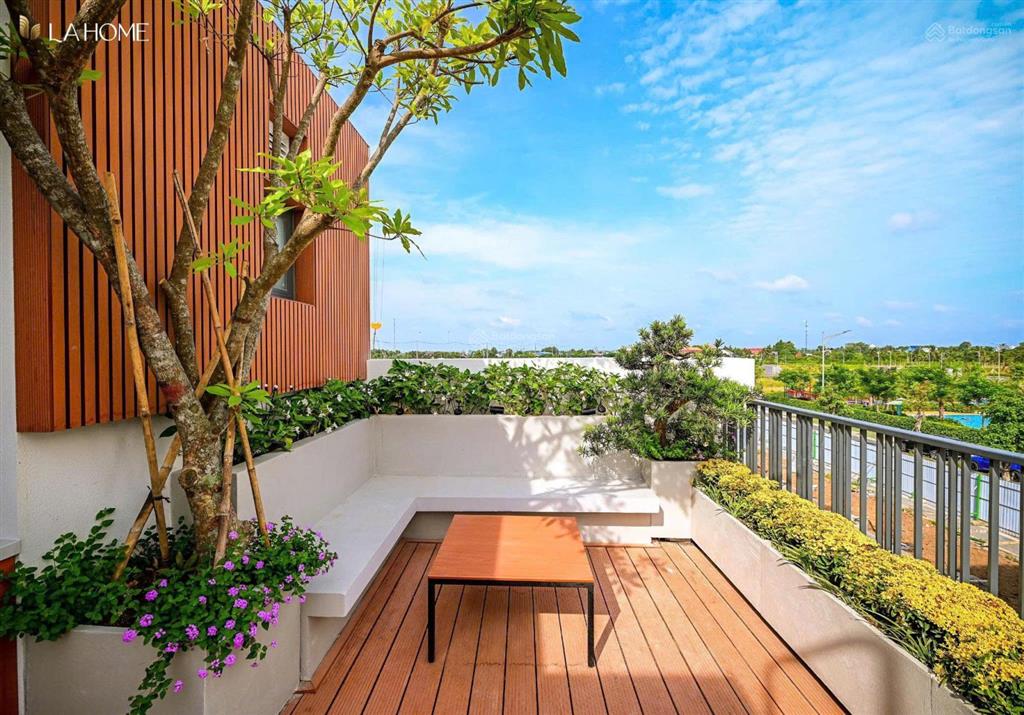 Nhượng căn nhà phố la home 80m2 view kênh giá 3.6 tỷ.  0908 555 ***