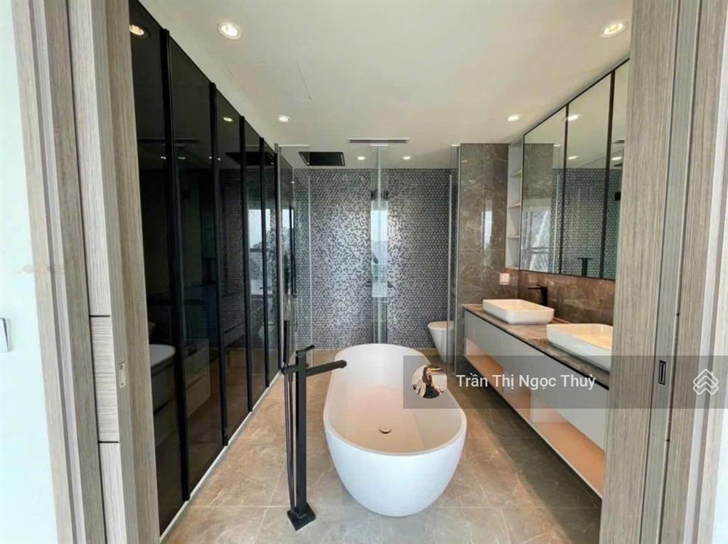 Cho thuê the opera metropole 4pn view sông & pháo hoa rực rỡ.  0934 456 *** thuy tran