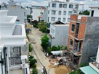 Bán nhà ngay chợ long trường 4 tầng 4 pn dtsd 272m2