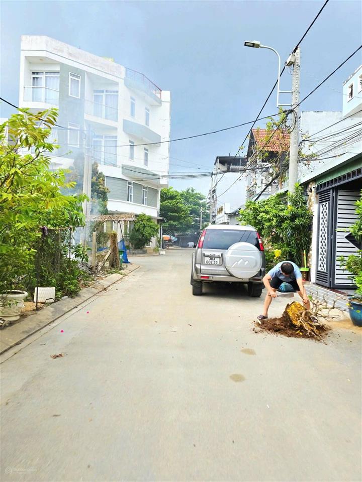Nhà phố dtsd 112m hoàn công đủ đường ô tô gần uỷ ban p.long trường.