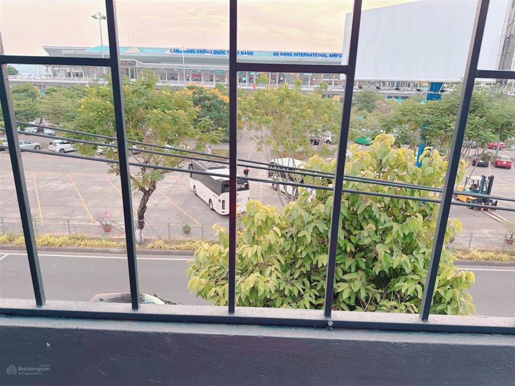 Nhà mt quy hoạch đường thi sách sát sân bay ôtô đỗ trong sân .