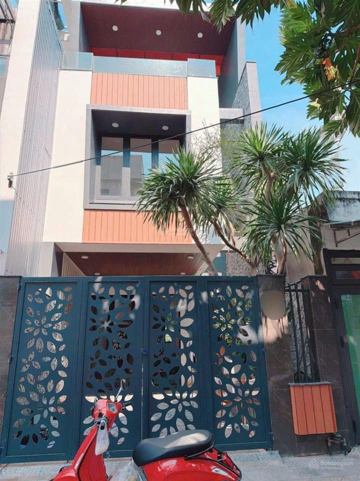 Nhà mt quy hoạch đường thi sách sát sân bay ôtô đỗ trong sân .