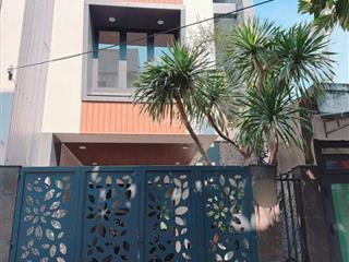 Nhà mt quy hoạch đường thi sách sát sân bay ôtô đỗ trong sân .