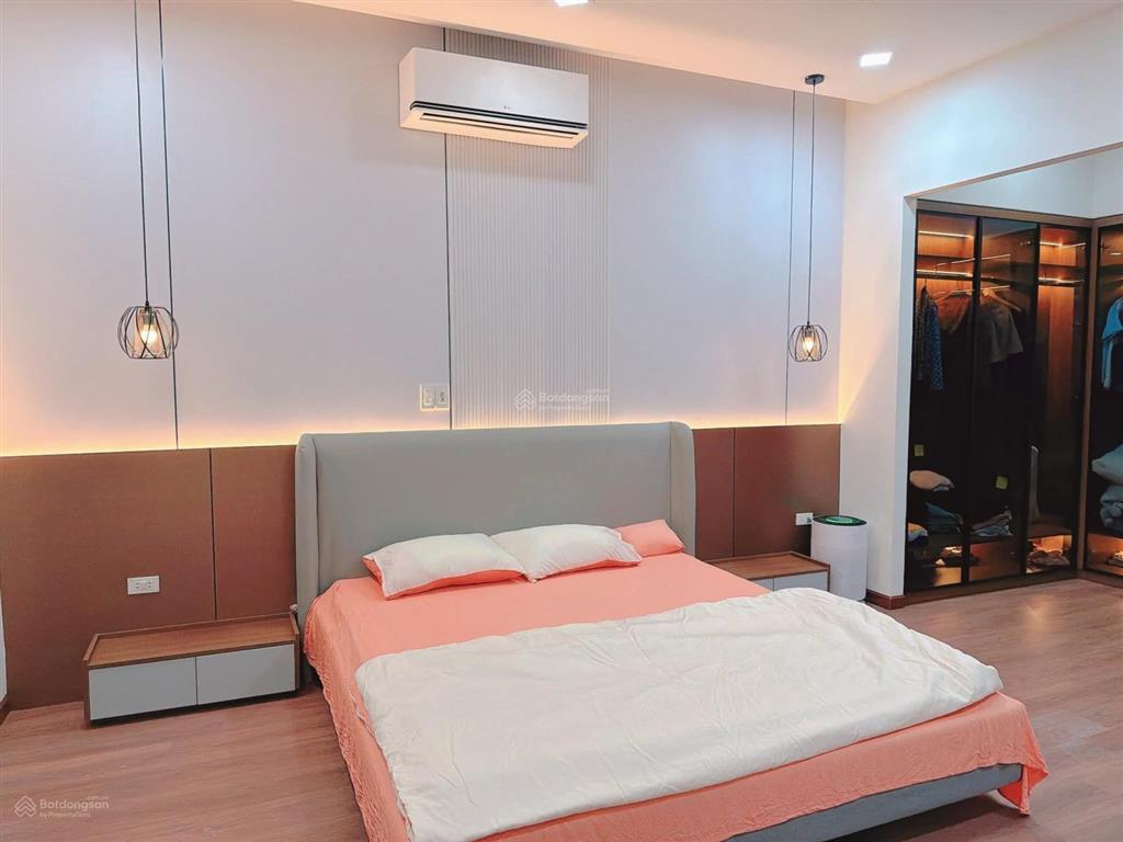 Nhà mt quy hoạch đường thi sách sát sân bay ôtô đỗ trong sân .