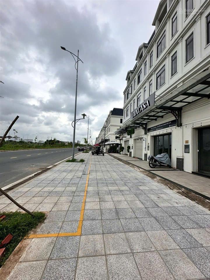 Bán shophouse mặt tiền song hành lakeview