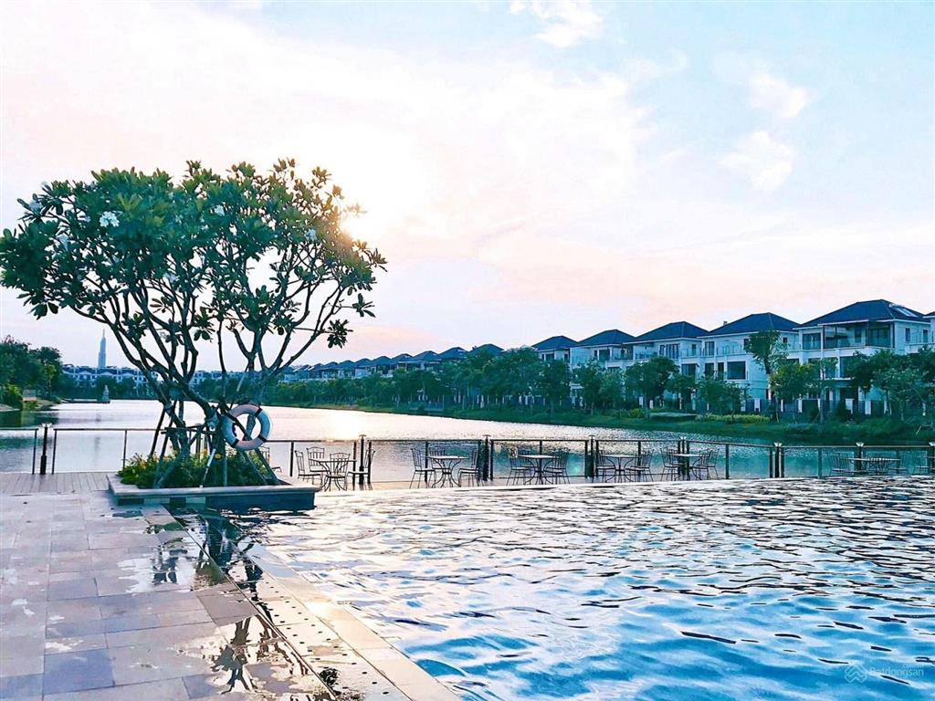 Bán shophouse mặt tiền song hành lakeview