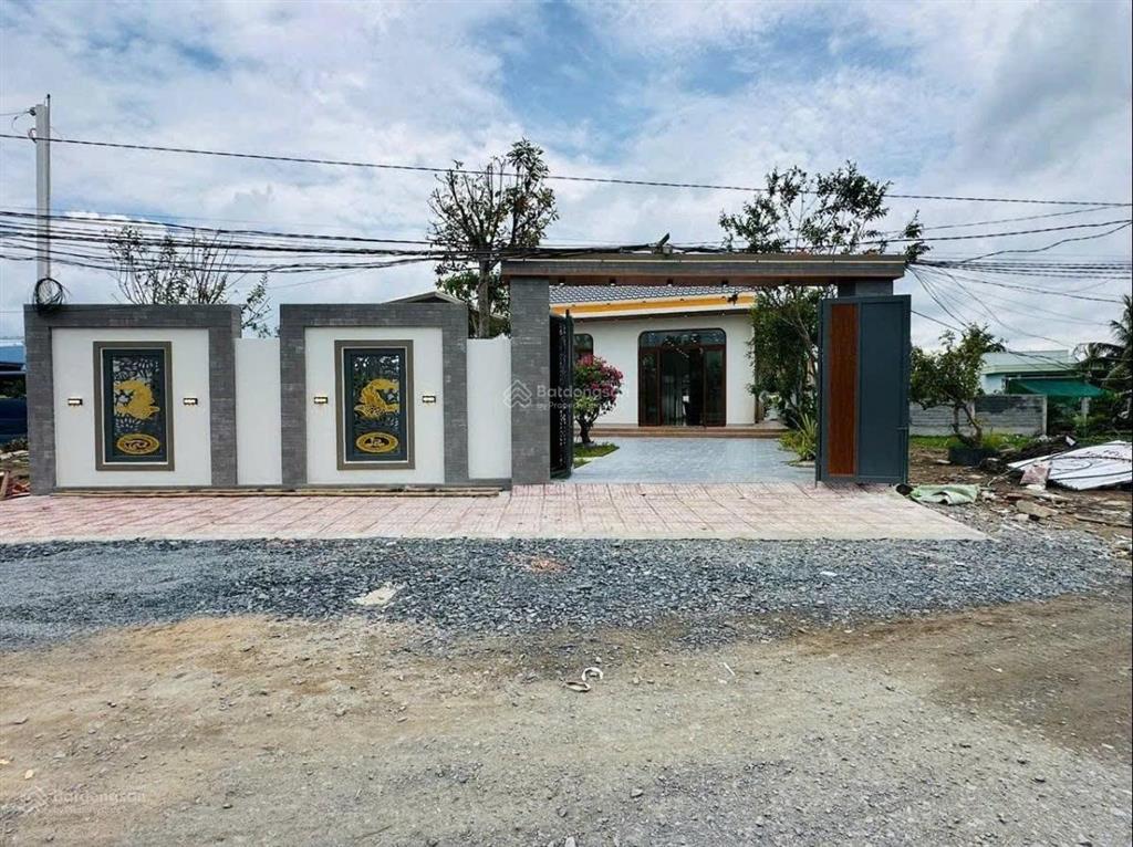 Nhà sân vườn cấp 4 ngay chợ qui đức, tp. hcm, 3pn lớn, 205m2, cách cầu ông thìn 300m