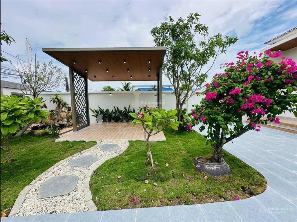 Nhà sân vườn cấp 4 ngay chợ qui đức, tp. hcm, 3pn lớn, 205m2, cách cầu ông thìn 300m