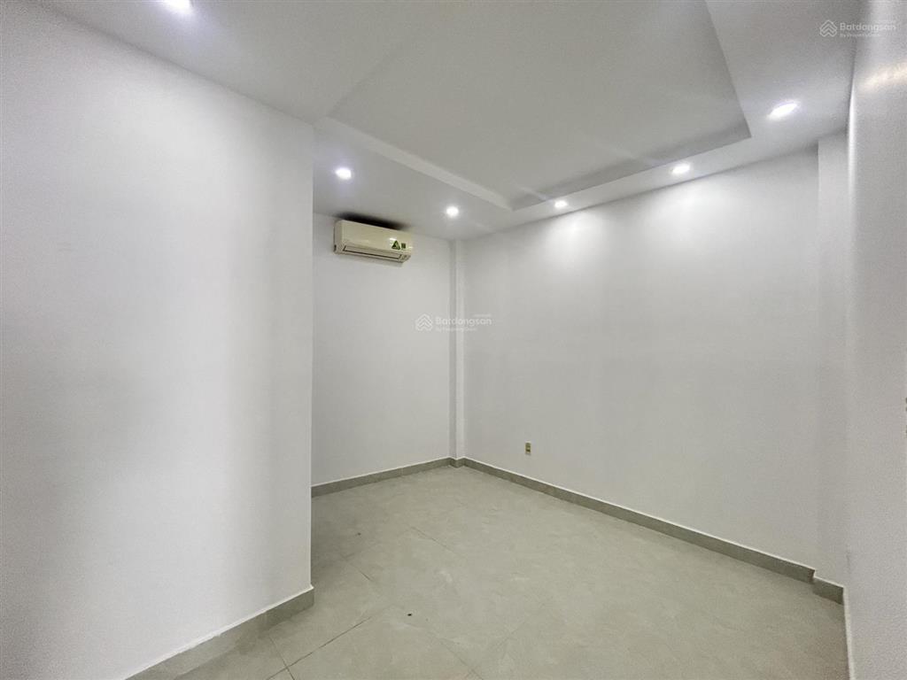 Phòng mới đẹp 100% 16m2wc riếng máy lạnh ban công