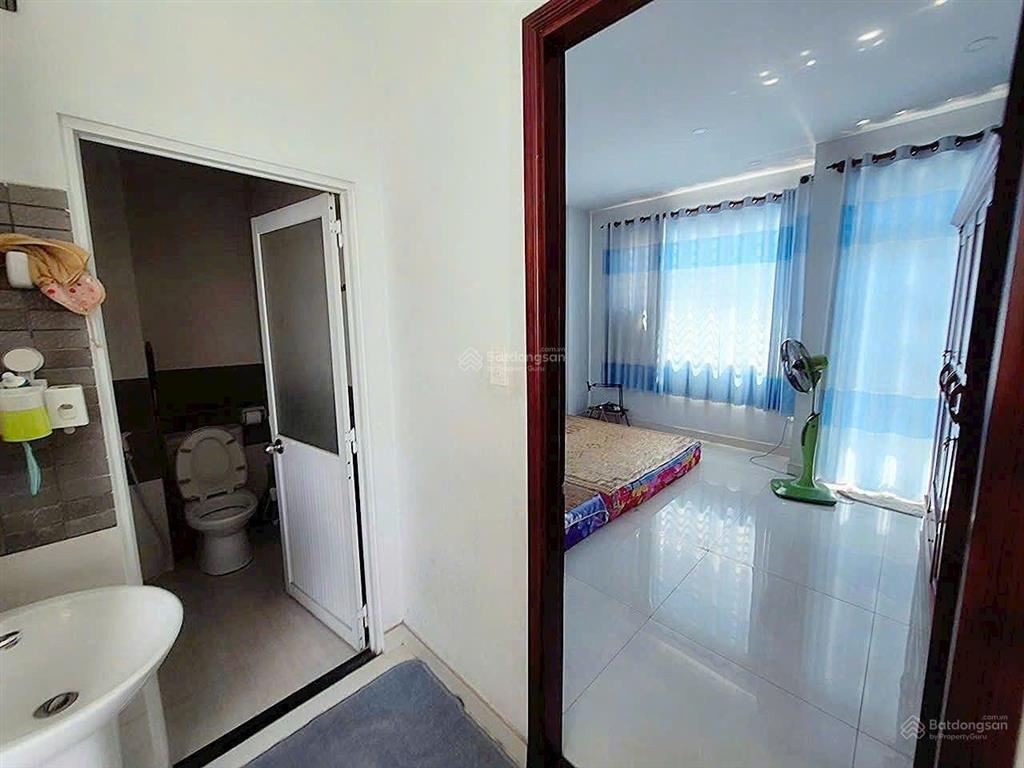 Bán nhà giáp chợ bình thành, hẻm 5m, dt 70m2 nhà xây ở, còn mới 80%. chắc chắn, kiên cố