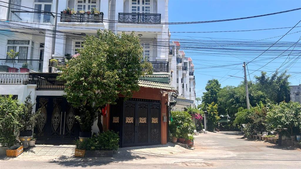 Nhà ngay ql13 khu bình triệu, dtsd 216m2, ngang 5m, 3 lầu cực đẹp đường oto, gần gigamall, đh luật