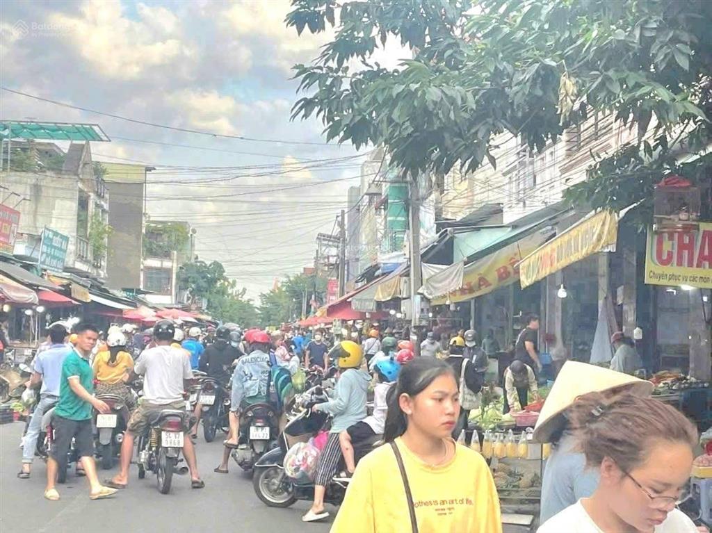 Chủ gửi bán căn nhà nằm trục d11 nhà 1 trệt 2 lầu dt 100m2