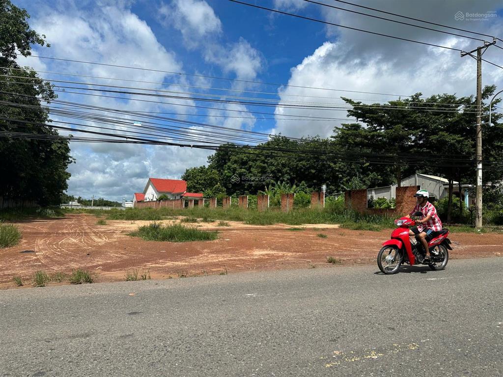 Ngộp, cần bán 1,2ha đất 2 mặt tiền dt 749a, 600m tc, 9000m quy hoạch đất skc, gần chợ bến cát