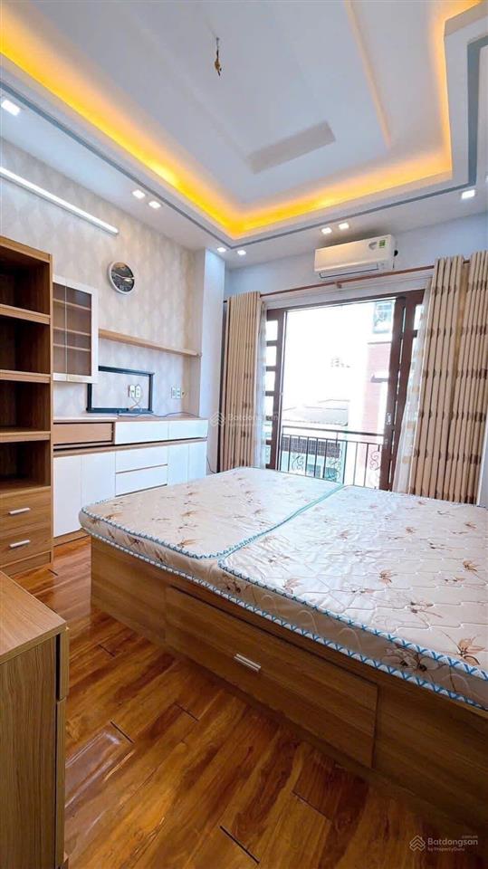 Bán nhà 5 tầng 3 phòng ngủ mặt tiền đường xe hơi quận 4