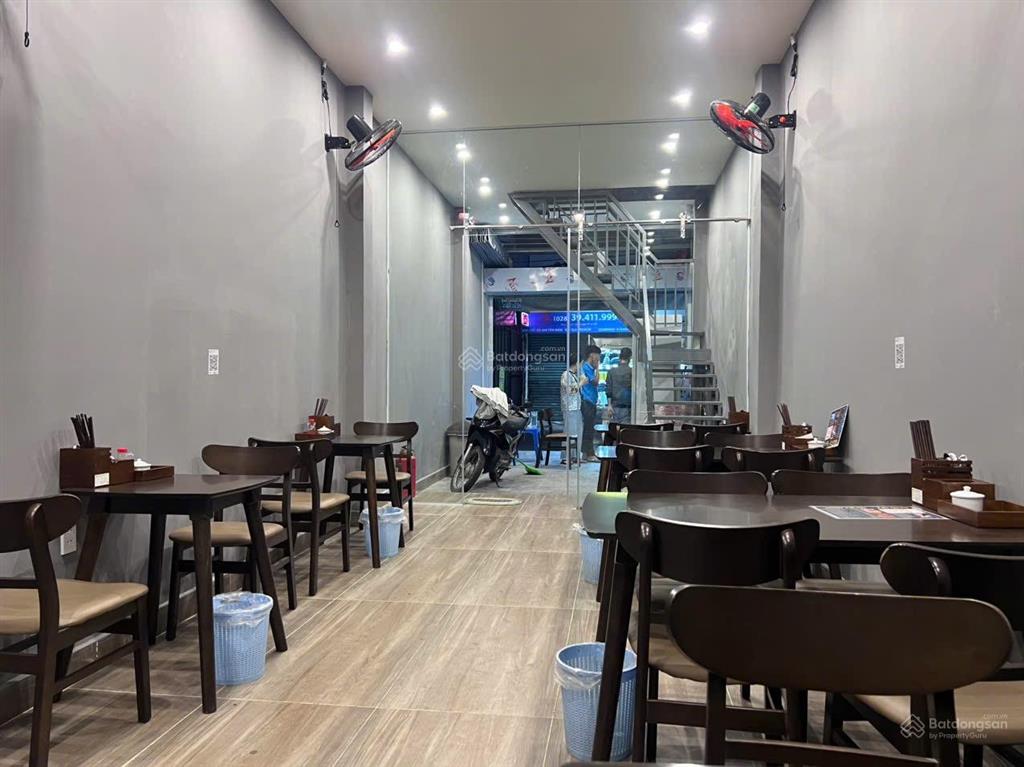 Cho thuê nhà 3 tầng mặt tiền tôn đản quận 4