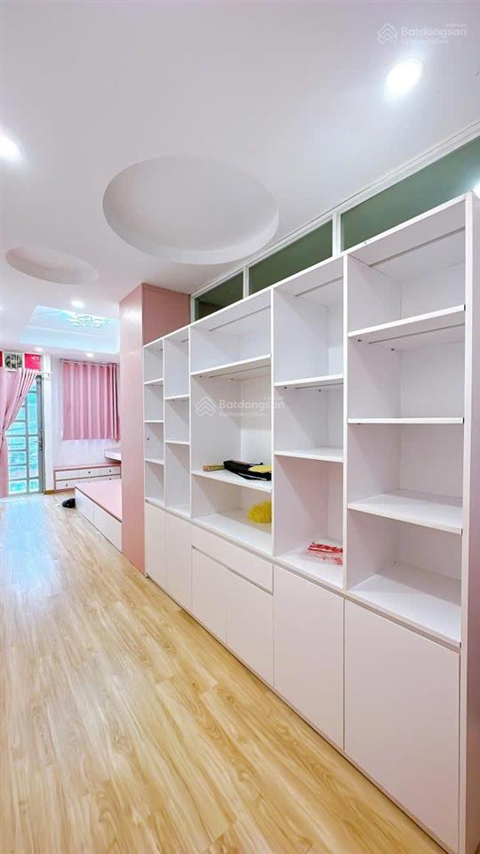 Bán nhà mặt tiền đường số 5 tầng 3 phòng ngủ đường 6m quận 4