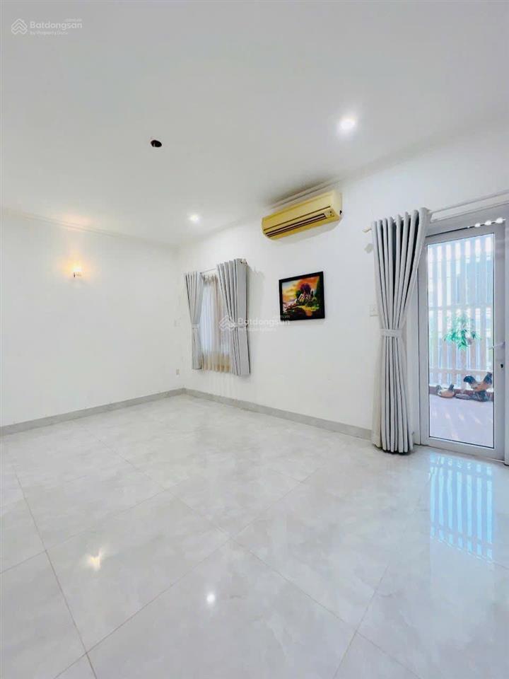 Nhà 5 tầng mặt tiền đường số 8m 4 phòng ngủ quận 4