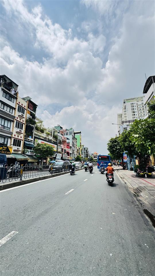 Bán nhà mặt tiền hoàng diệu 4 tầng quận 4