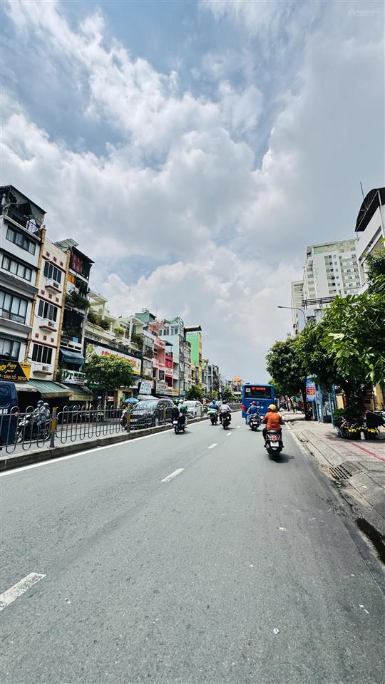 Bán nhà 2 mặt tiền hoàng diệu 4 tầng quận 4