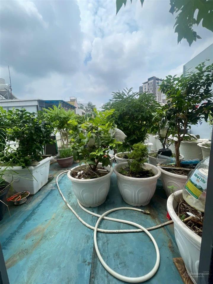 Bán nhà mặt tiền 4 tầng đường xe hơi quận 4