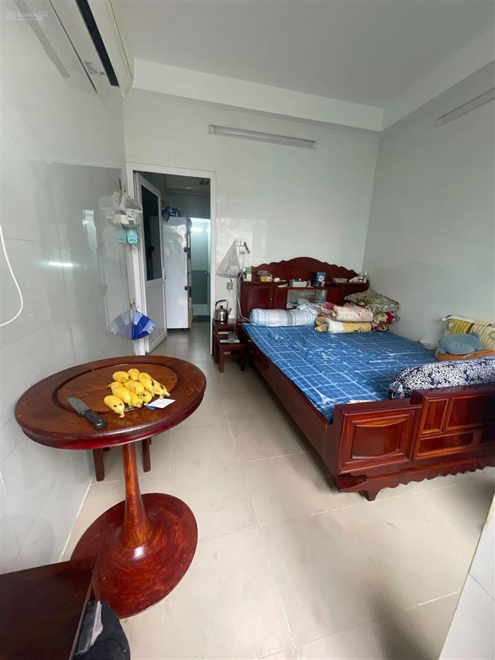 Bán nhà mặt tiền 4 tầng đường xe hơi quận 4